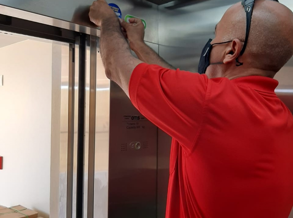 DTI ta recorda negoshinan cu nan tin di keur tur lift den edificio